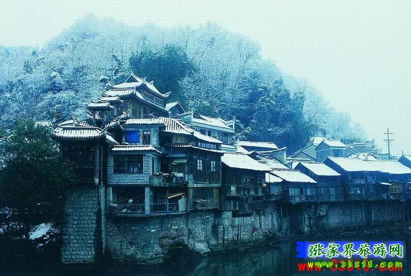 長(zhǎng)沙往返A(chǔ)8線(xiàn)：鳳凰古城、梵凈山、德夯苗寨汽車(chē)三日游