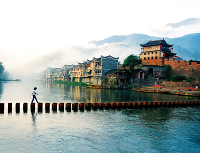 長(zhǎng)沙往返A(chǔ)9線(xiàn)：鳳凰古城、德夯苗寨、矮寨吊索橋品質(zhì)純玩兩日游